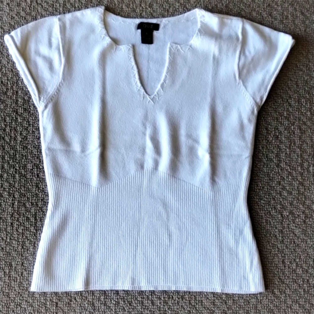 Que white knitted top. Size S.